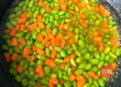 Illustration of how to make stir-fried diced chicken with edamame rice 11