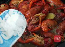 Illustration of how to make garlic crayfish 8