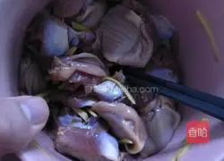 Illustration of how to stir-fry chicken gizzards 2