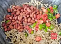 Illustration of how to make fried peanuts with small whitebait 6