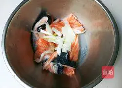 Illustration of how to make white wine salmon bones 9 