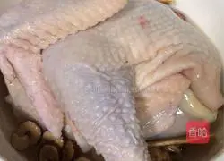 Illustration of how to make steamed chicken with medicinal diet 4