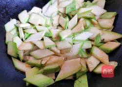 Illustration of how to make scrambled eggs with zucchini 4