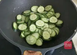 Illustration of how to make cucumber scrambled eggs 10