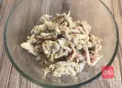 Illustration of how to stir-fry spinach stalks with meat 7