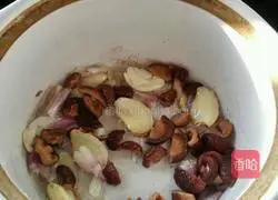 Illustration of how to make jelly pork ribs 5