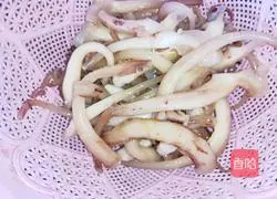 Illustration of how to make fried squid with chili pepper 2