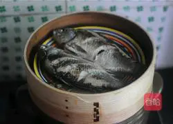 Illustration of how to steam crucian carp in perilla casserole 7