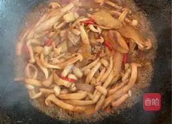 Illustration of how to stir-fry shredded pork with white jade mushroom 6