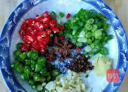 Illustration of how to stir-fry spicy huaha 3