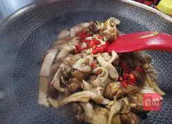 Illustration of how to make king oyster mushroom and chicken wings in a pot 7