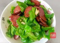 Illustration of how to make fried sausage with green pepper 4