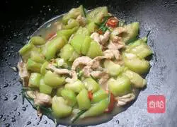 Illustration of how to make stir-fried pork slices with loofah 11