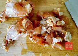 Illustration of how to make diced chicken with colored pepper 2