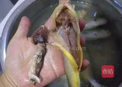 Illustration of how to make pan-fried yellow croaker 4