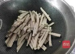 Illustration of how to make garlic-fried pork strips 2