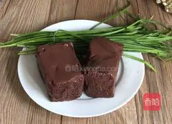 Illustration of how to stir-fry pig blood with leeks 1