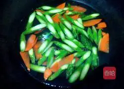 Illustration of how to make asparagus and scrambled eggs 3