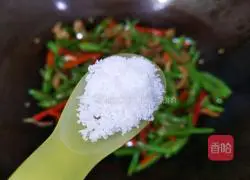 Illustration of how to stir-fry green beans with oil residue 12 