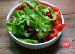 Illustration of how to make fried sausage with double peppers 4