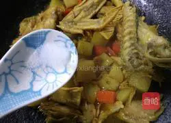 Illustration of how to make curry chicken and potatoes 8