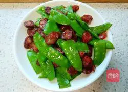 Illustration of how to make fried sausage with snow peas 6