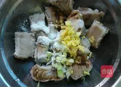 Illustration of how to make steamed pork ribs and taro 3
