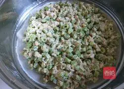 Illustration of how to make steamed dumplings with spiced green beans 9