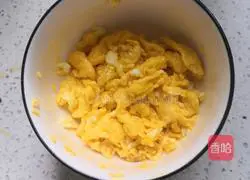 Illustration of how to make spinach and scrambled eggs 3