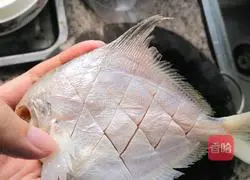 Illustration of how to make fried white pomfret 2
