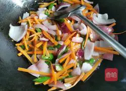 Illustration of how to make fried meat with onions and carrots 3