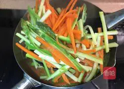 Illustration of how to make asparagus, carrots and shredded pork 8