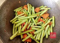Illustration of how to make fried green beans with meat 6