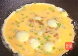 Illustration of how to make scrambled eggs with preserved vegetables 3