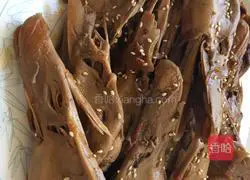 Illustration of how to stir-fry duck head in sauce 6