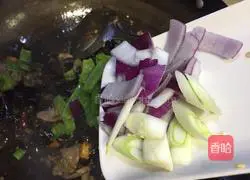 Illustration of how to make three-color fungus meat slices with pickled pepper 17