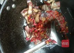  Illustration of how to stir-fry bacon with bracken 7