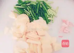 Illustration of how to make garlic potato meat cubes 1