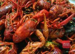 Illustration of how to fry crayfish in oil 8