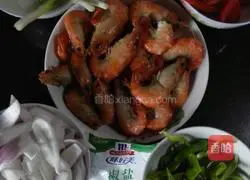 Illustration of how to make salt and pepper big head shrimp 4