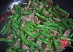 Illustration of how to make fried shredded pork with green beans 5
