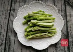 Illustration of how to make chicken wings stuffed with carrots and bitter melon 3