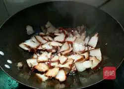 Illustration of how to stir-fry bacon with garlic sprouts 3