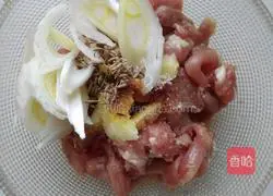 Illustration of how to cook mutton with scallions and cumin 2