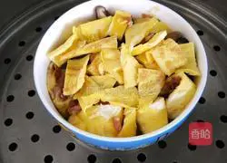 Illustration of how to make mushroom rolls 14