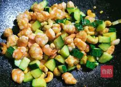 Illustration of how to make cashew nut shrimps 6