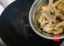 Illustration of how to make fragrant chicken feet 6