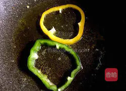 Illustration of how to make chili ring egg pancake 5