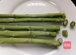 Illustration of how to make fried beef with asparagus 1