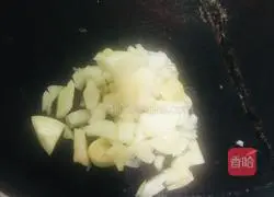 Illustration of how to cook meatballs with baby cabbage and yuba 3